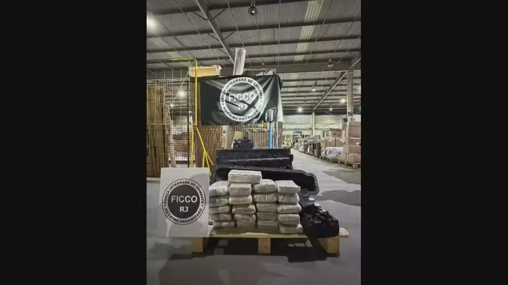 Homem é preso com 22 kg de maconha escondidos em motor de caminhão