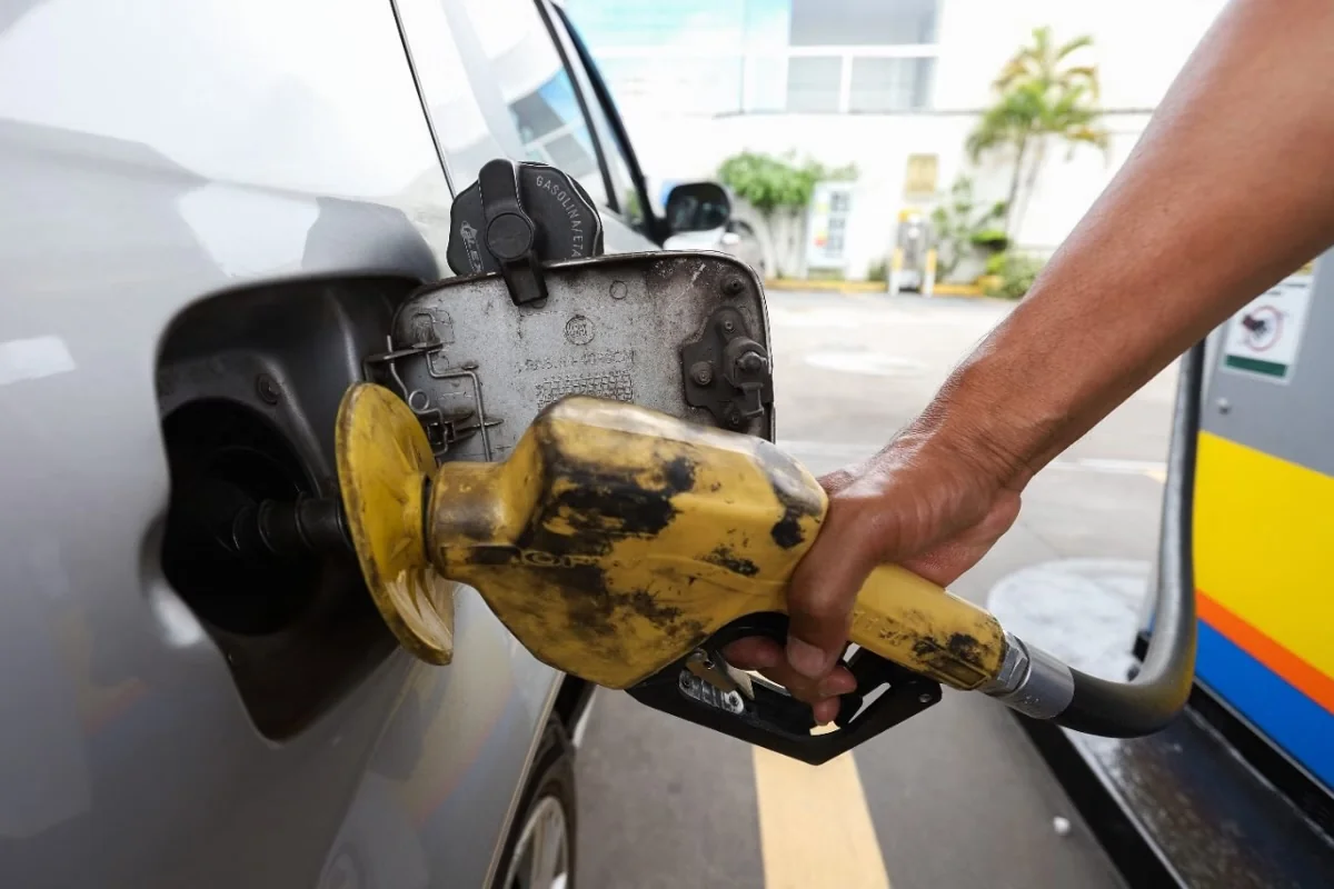 Governo zera impostos federais sobre gasolina e etanol a 16 dias do segundo turno