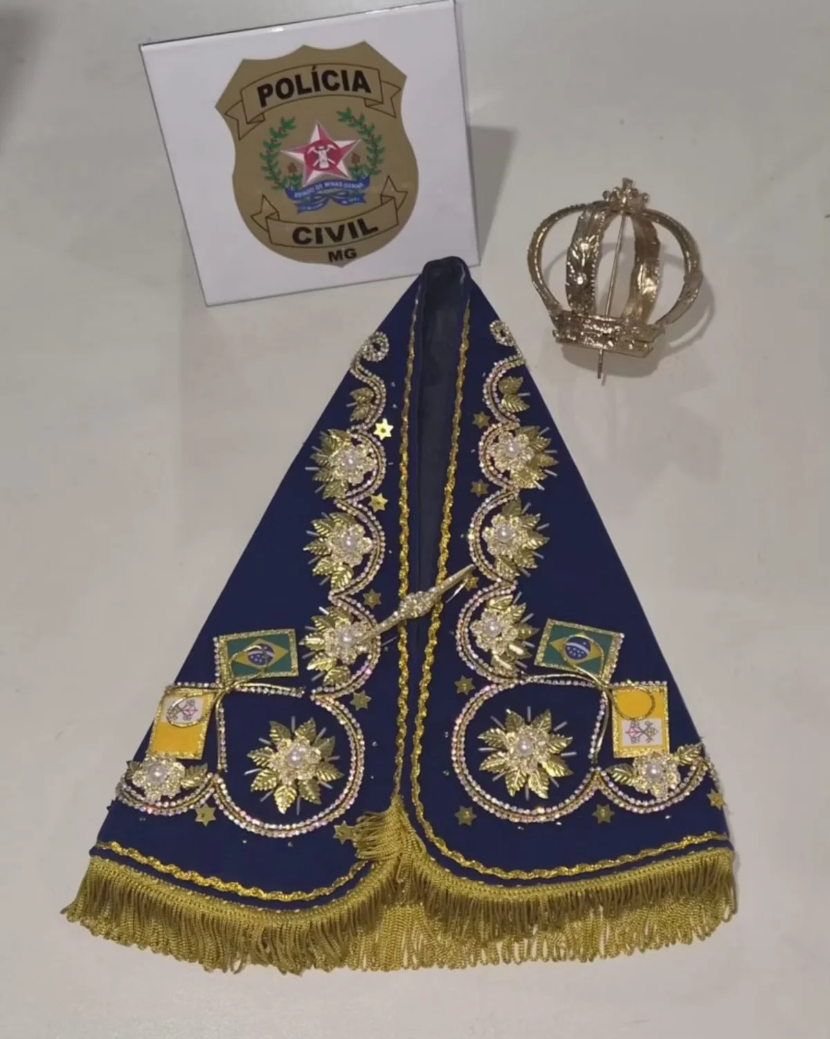 Polícia recupera coroa e manto de Nossa Senhora Aparecida furtados em igreja de MG