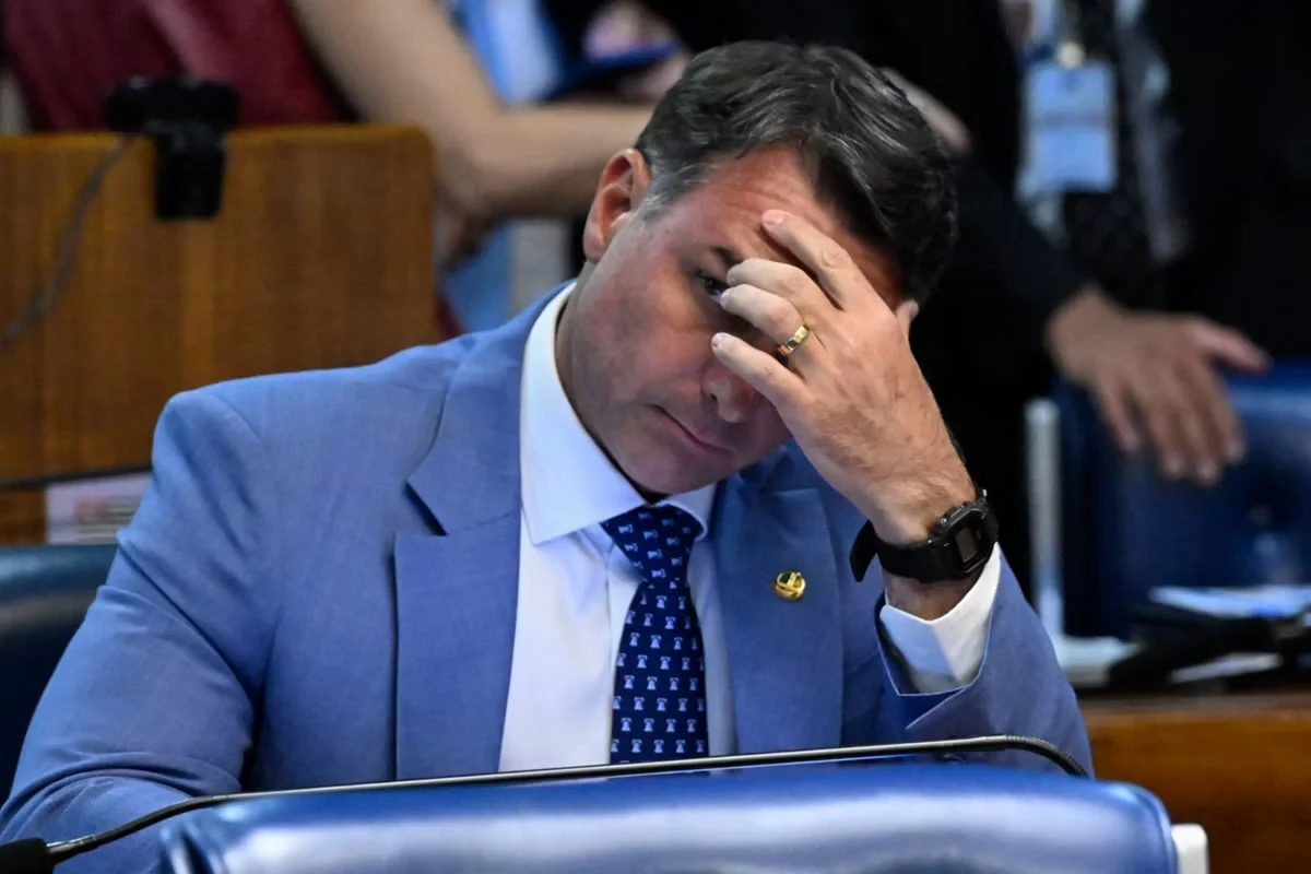 Flávio Bolsonaro critica decisão do TSE que liberou canal de apoio a Lula