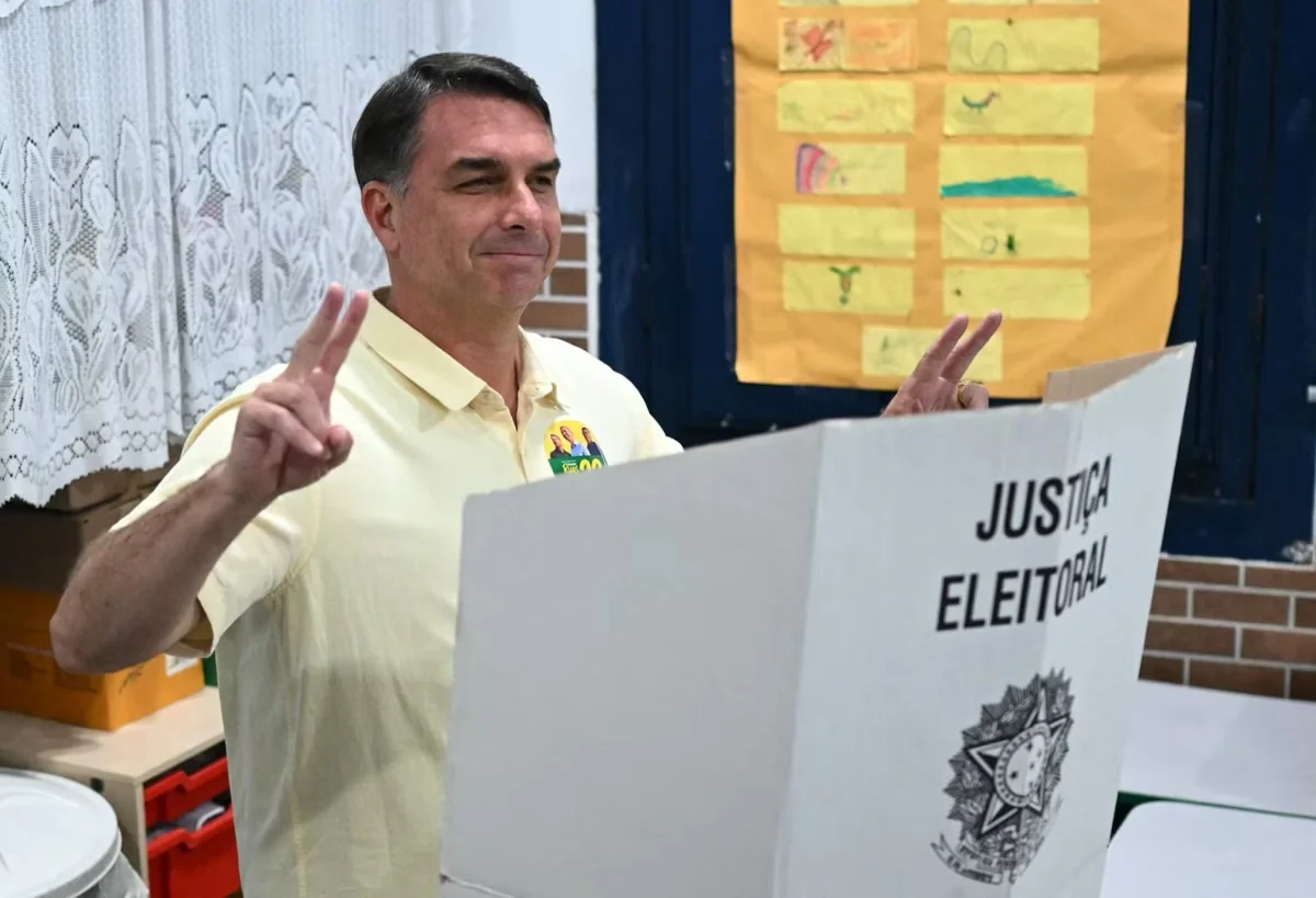 Flávio Bolsonaro pede investigação contra diretor-geral da PF por suposto favorecimento a Lula