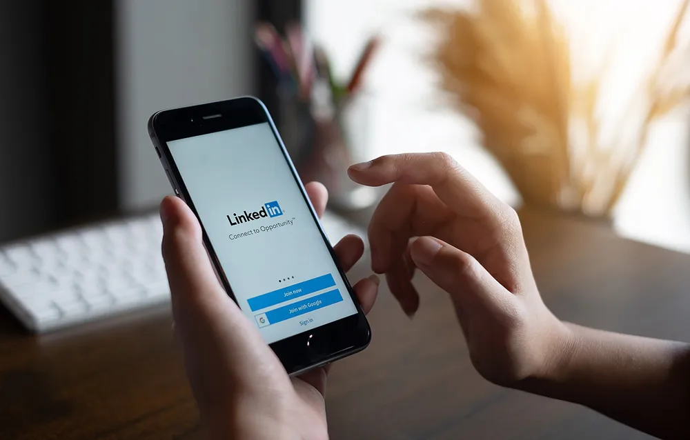 LinkedIn vira espaço para paquera, mas abordagens podem prejudicar a carreira