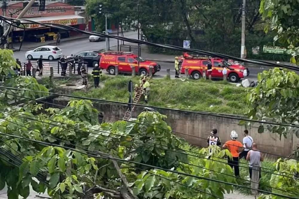 Idoso de 82 anos morre após carro cair em córrego na região da Pampulha, em BH
