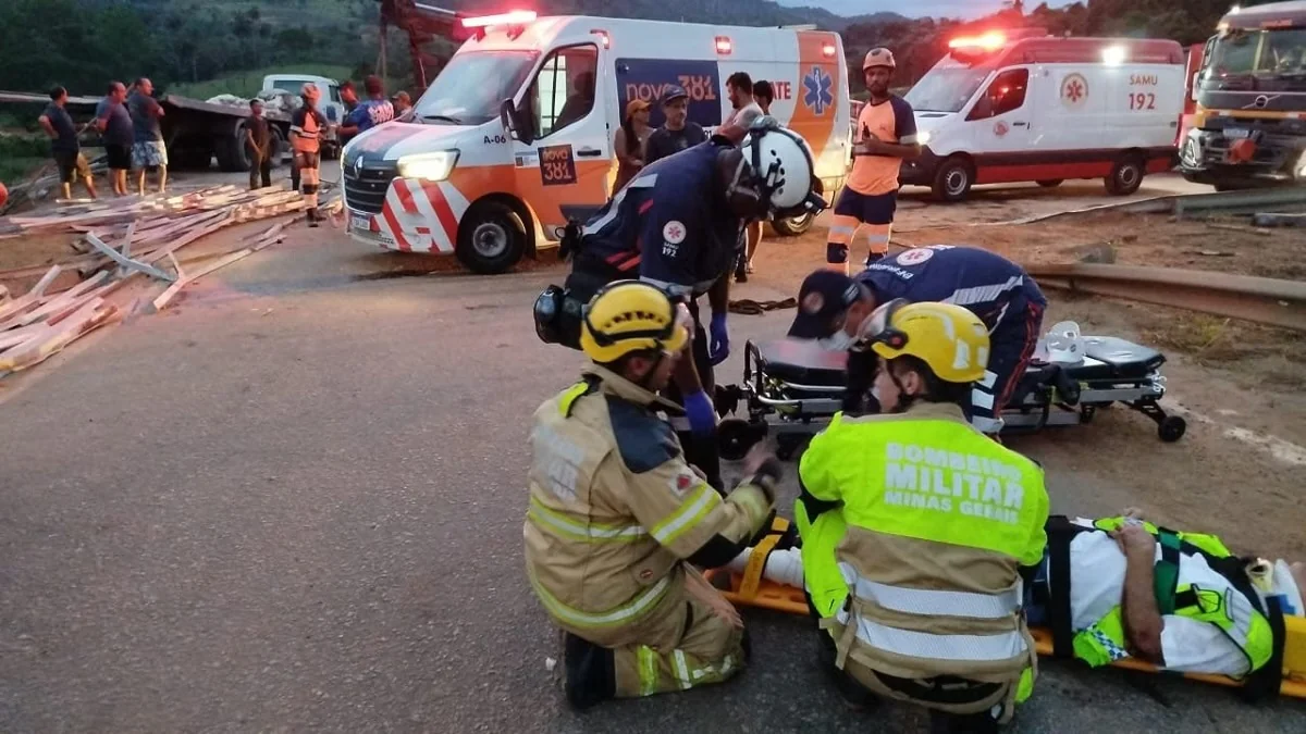 Dois trabalhadores morrem após serem atingidos por caminhão de melancias na BR-381, em MG