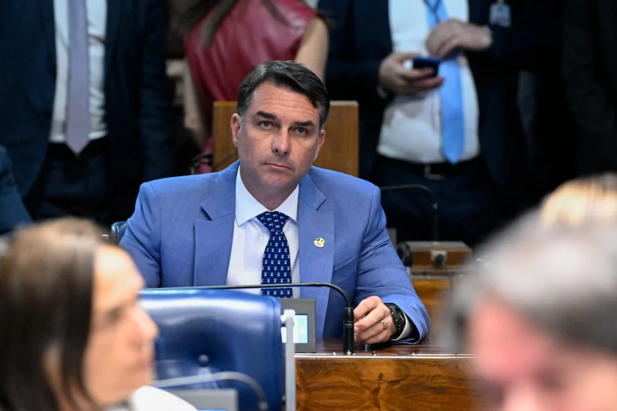 TSE manda Flávio Bolsonaro apagar vídeo falso sobre ato pró-Lula na Avenida Paulista