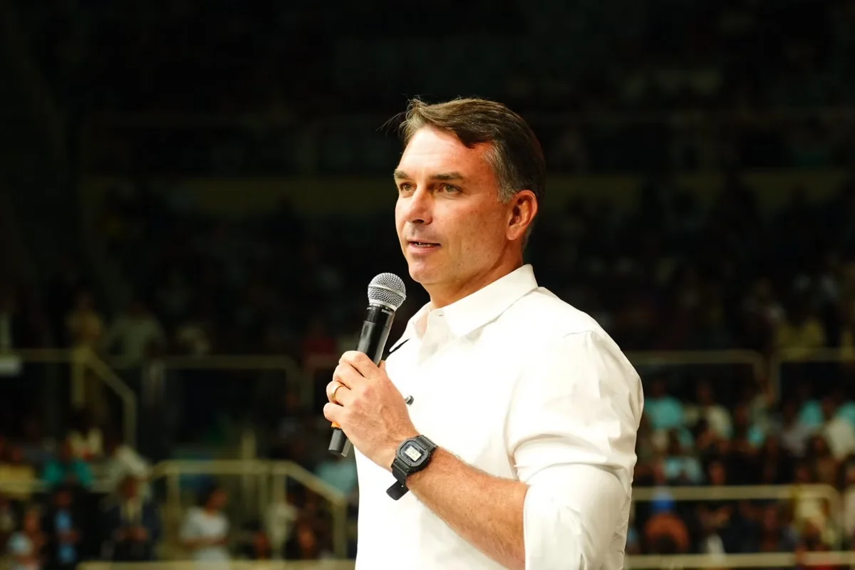 TSE atribui programa eleitoral de Flávio Bolsonaro sem áudio a falha técnica