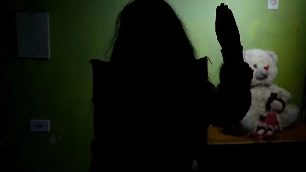 Menina de 9 anos faz sinal de socorro e ajuda a prender suspeito de tentativa de estupro