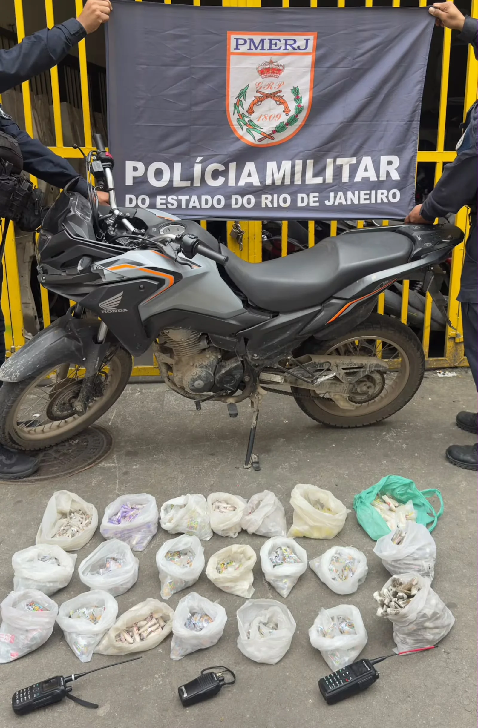 Militar da Marinha é resgatado amarrado antes de execução por traficantes no RJ