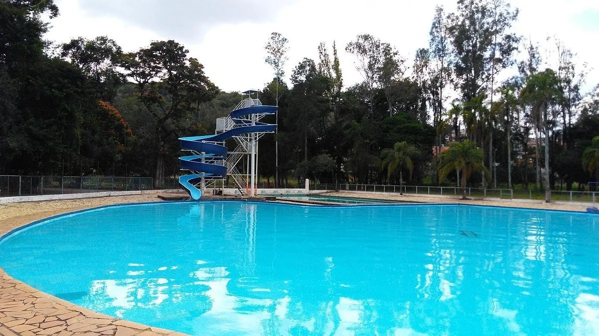 Menino de 12 anos morre afogado em piscina durante evento de Dia das Crianças em MG