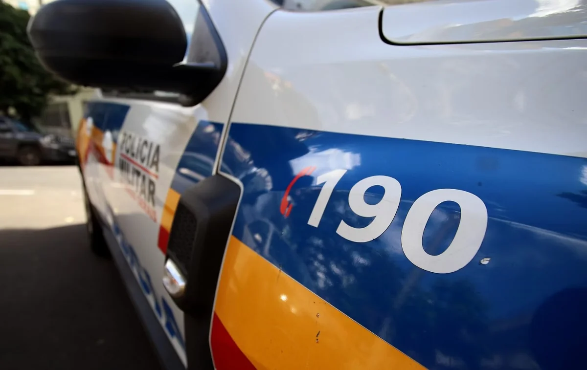 Motorista sem CNH foge da PRF em carro roubado e acaba preso na RMBH