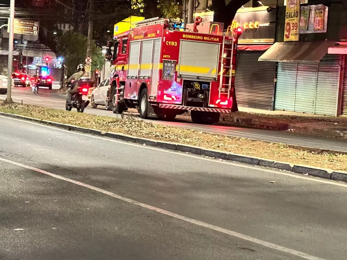 Briga entre moradores termina em incêndio em casa de três andares em BH
