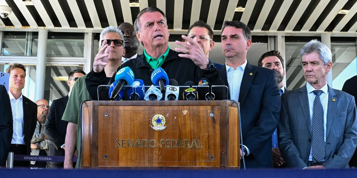 Flávio diz que Bolsonaro está feliz com avanço da direita no Congresso, diz Flávio