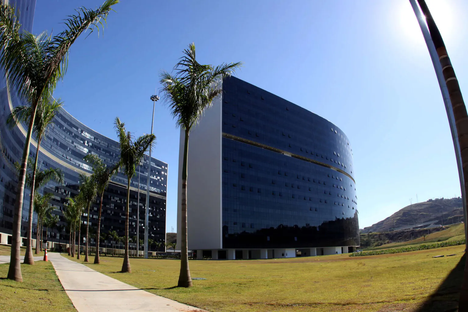 Crise financeira em Minas pode ameaçar redução do IPVA e gerar preocupação com salários em 2027