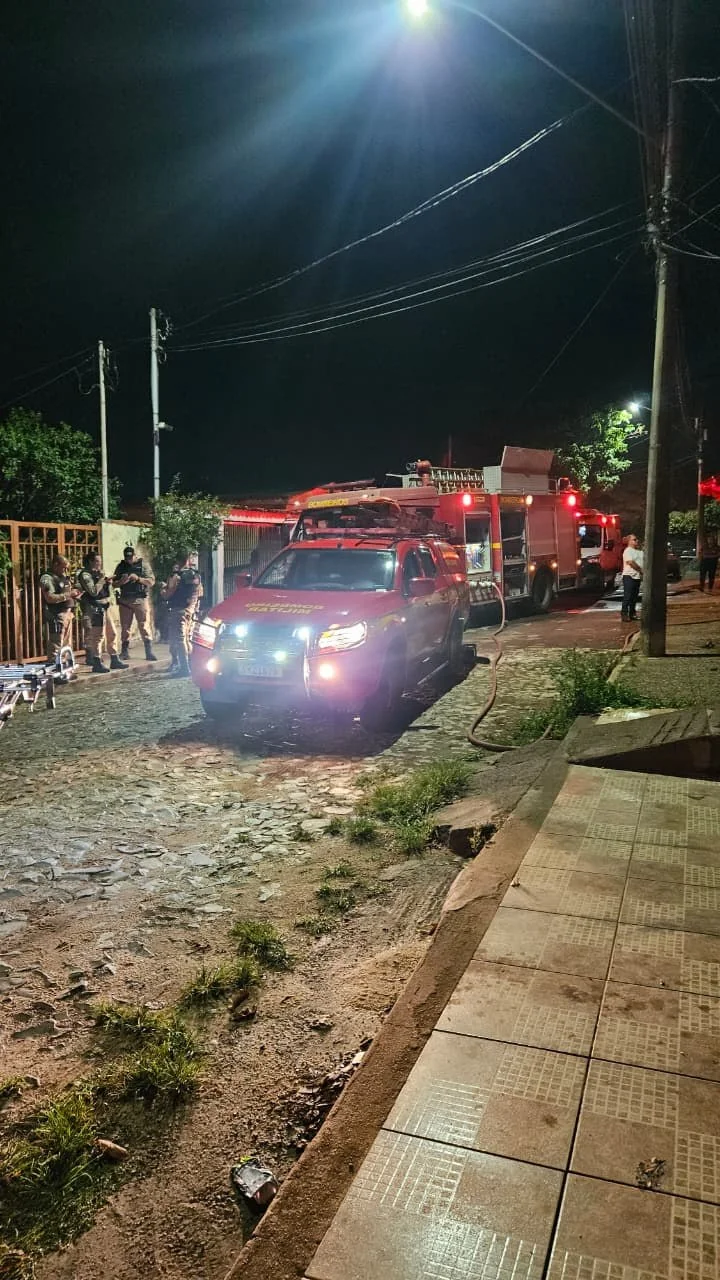 Homem é encontrado ferido após incêndio atingir residência em Sete Lagoas