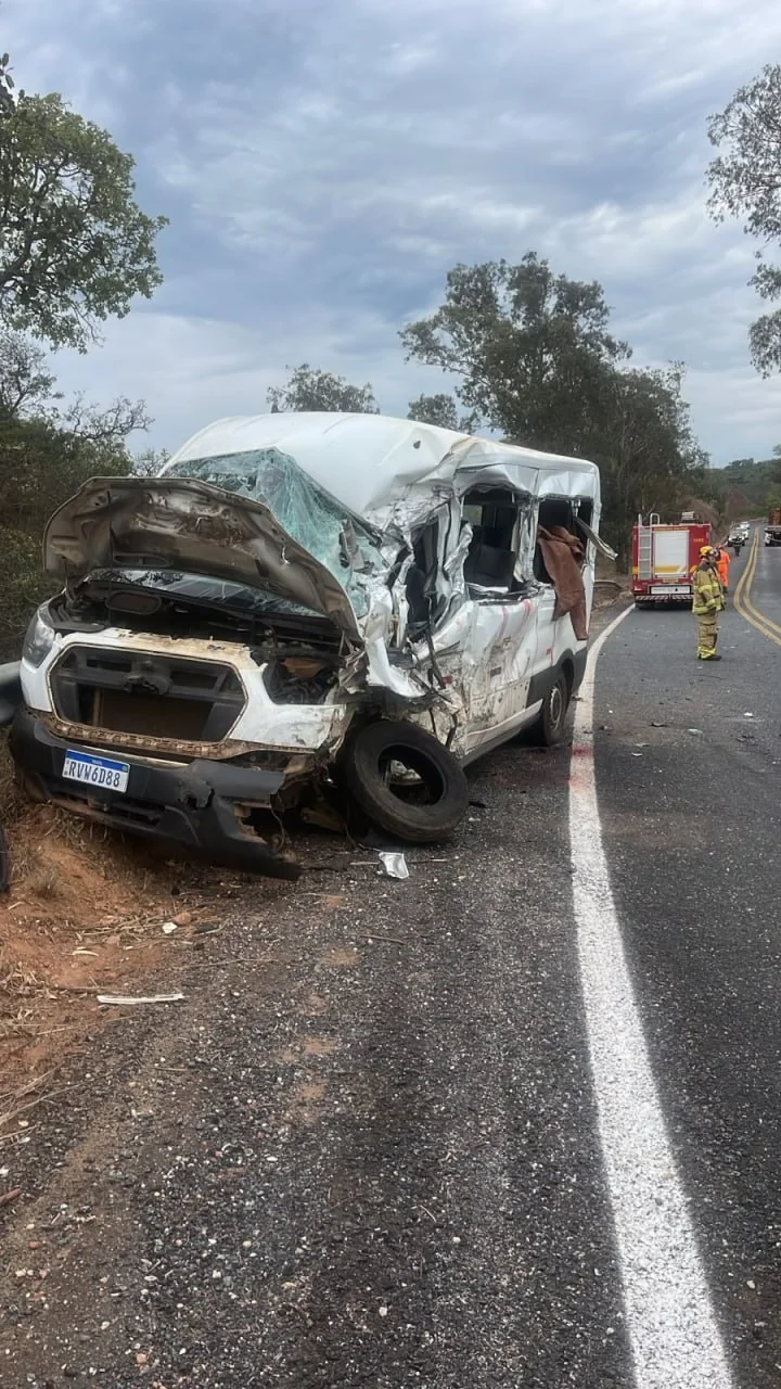 Acidente entre van e carreta deixa dois mortos em rodovia de MG