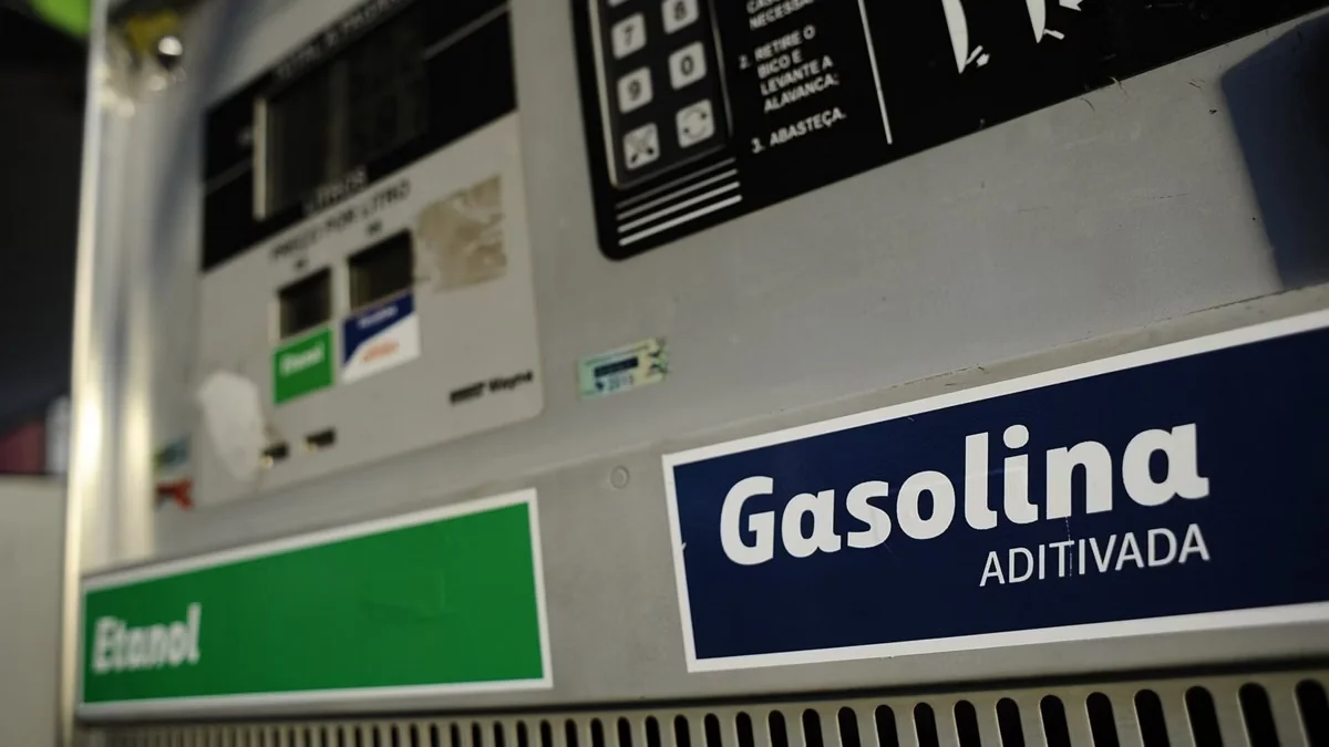 Gasolina em Lagoa Santa custa R$ 5,79, enquanto tanque cheio pode variar R$ 60 na Grande BH
