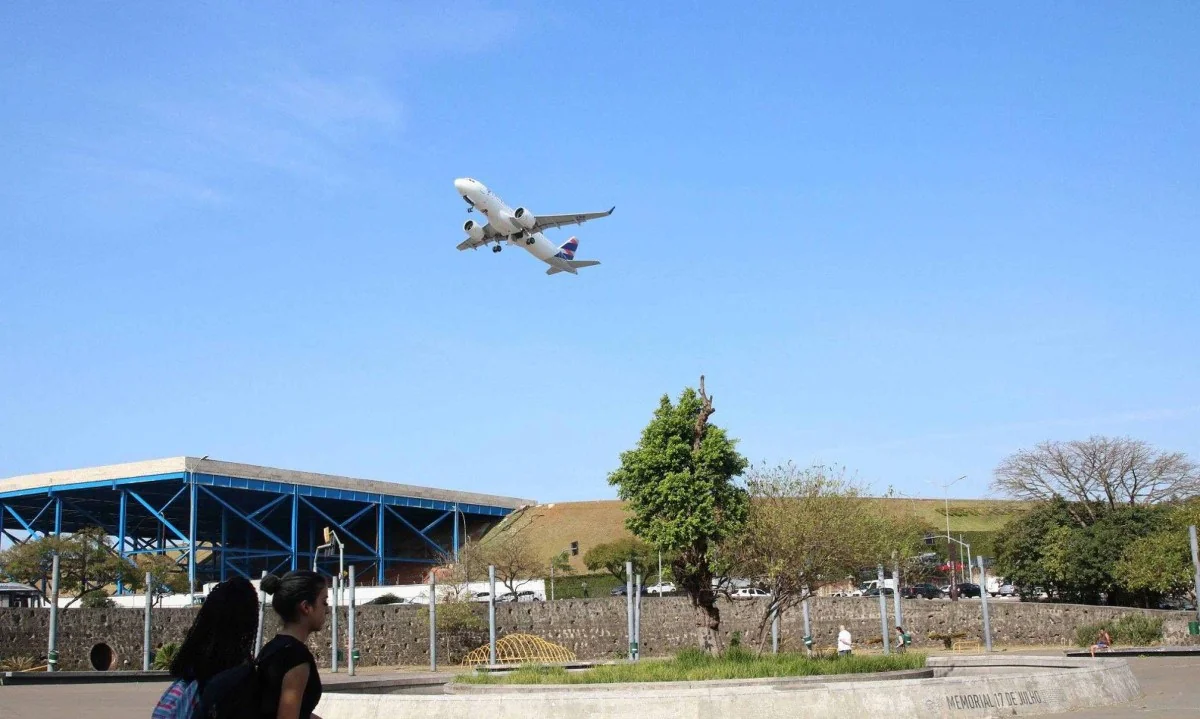 Azul vai investigar decolagem de avião que seguia para Confins após manobra em Congonhas