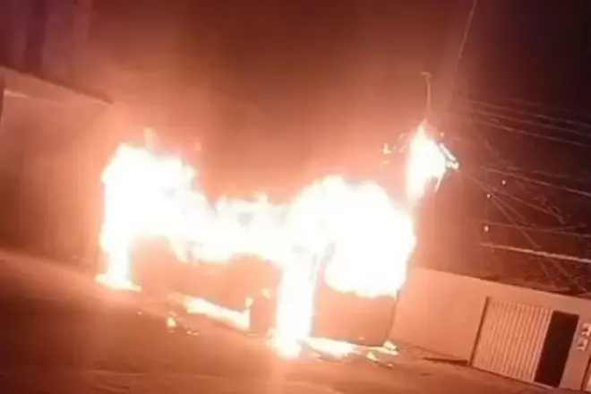 Adolescente de 14 anos é autuado após incêndio destruir ônibus em Sete Lagoas