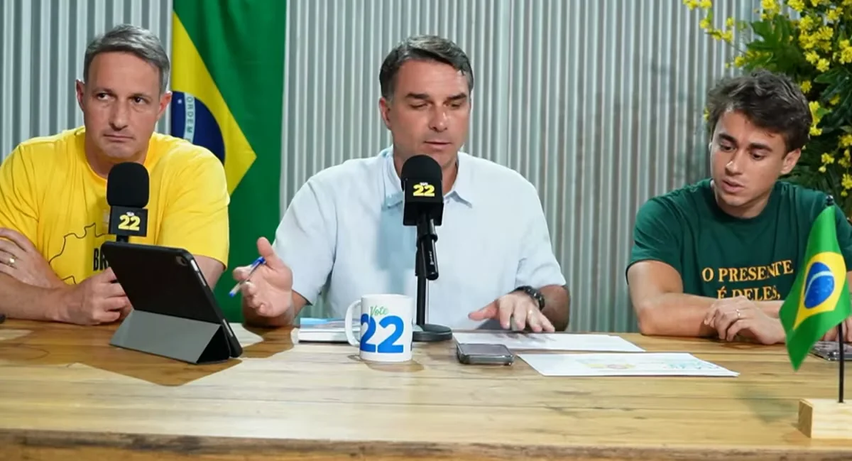 Flávio Bolsonaro promete prisão para ladrões de celular durante agenda em Minas