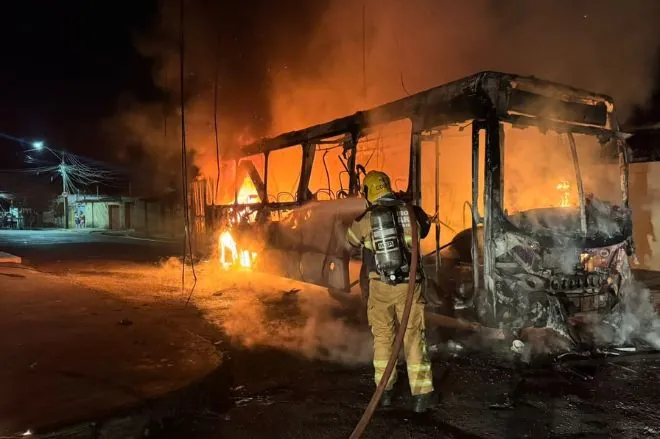Ônibus da Turi foi interceptado por grupo armado antes de ser incendiado em Sete Lagoas