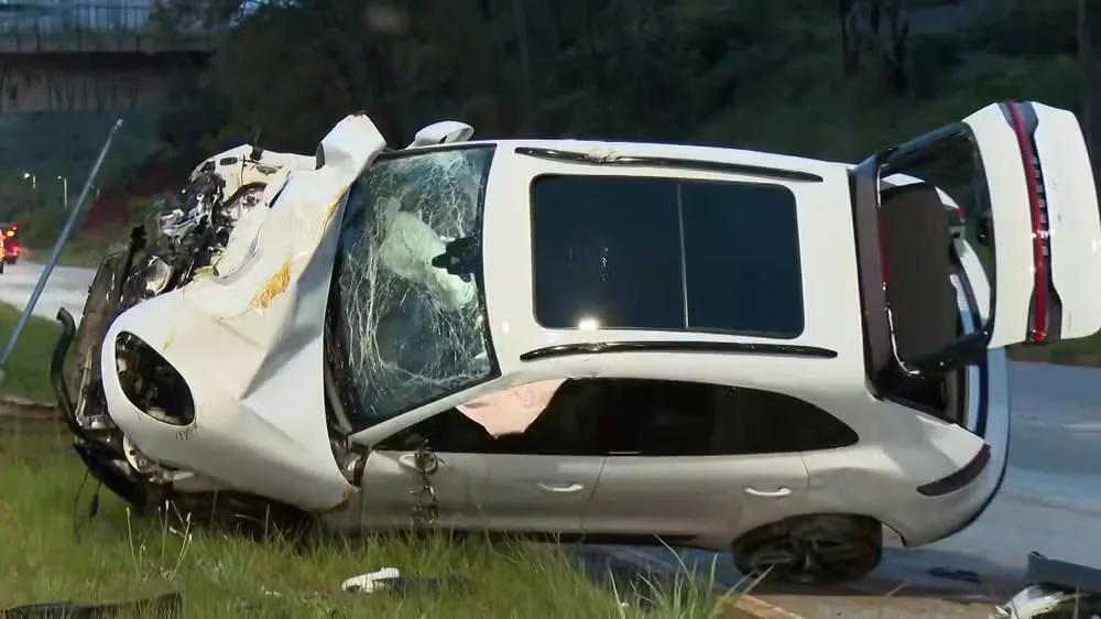 Adolescente pega Porsche escondido da mãe, bate em Hilux e dois carros capotam em BH