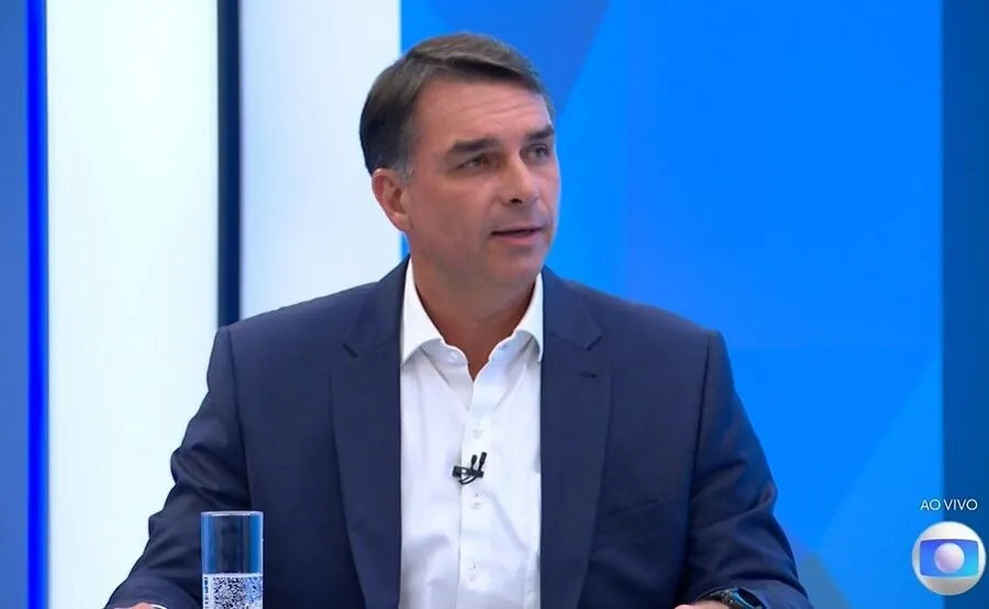 Flávio Bolsonaro defende direito à posse de armas para proteger propriedades rurais de invasões do MST