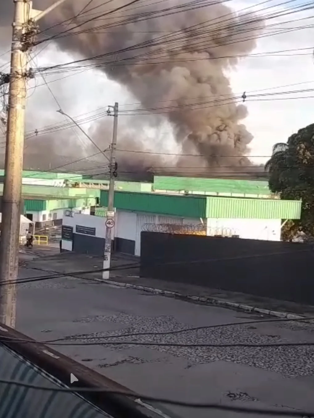 Incêndio de grandes proporções atinge empresa em Sete Lagoas; bombeiros usam 50 mil litros de água