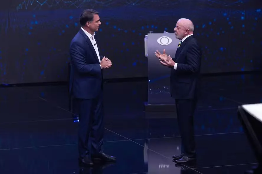 Debate entre Lula e Flávio Bolsonaro recebe avaliações próximas, mas um deles leva vantagem na média dos colunistas