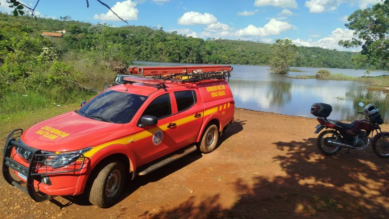 Bombeiros fazem buscas por homem desaparecido após caiaque virar em MG