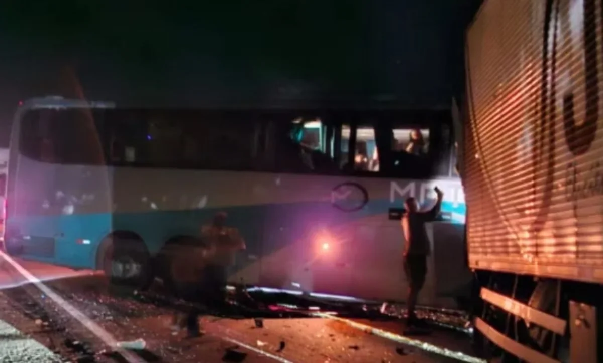 Acidente entre ônibus de turismo e carreta deixa feridos e interdita trecho da BR-381 em MG