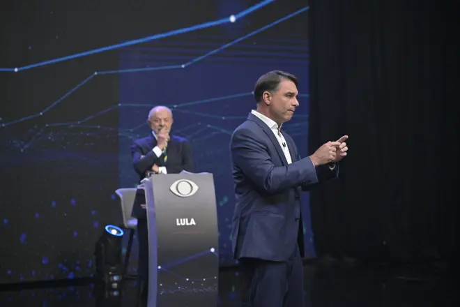 Flávio Bolsonaro tem 50,3% e Lula, 49,7% dos votos válidos em pesquisa para o 2º turno