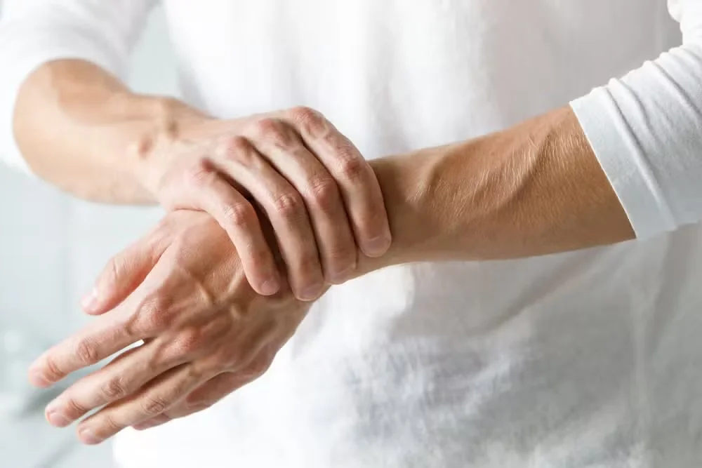 Artrite reumatoide: dor e fadiga podem persistir mesmo com a inflamação controlada