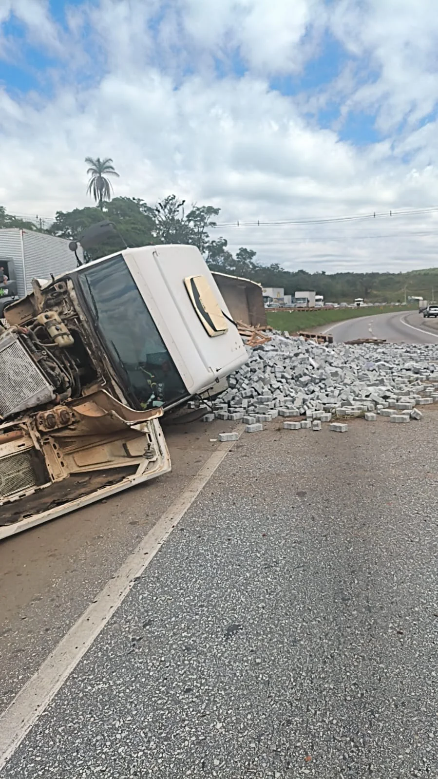Tombamento de carreta provoca congestionamento na BR-040, em Ribeirão das Neves