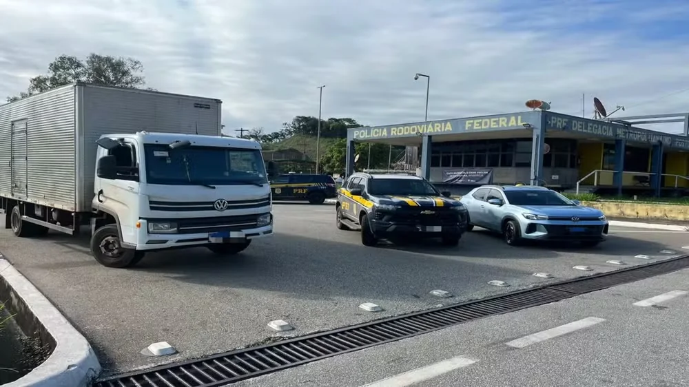 Seis homens são presos com carga furtada de bebidas na BR-262