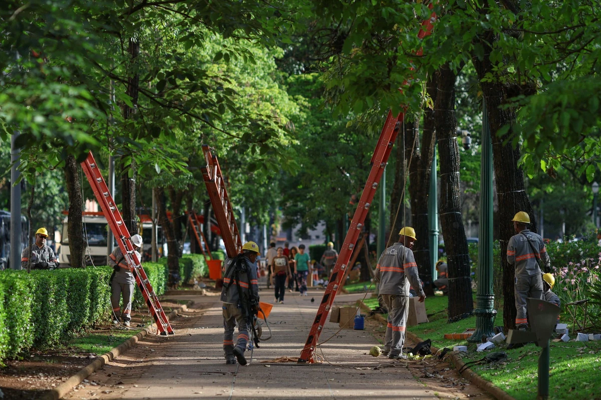 Luzes de Natal começam a ser instaladas na Praça da Liberdade, em Belo Horizonte