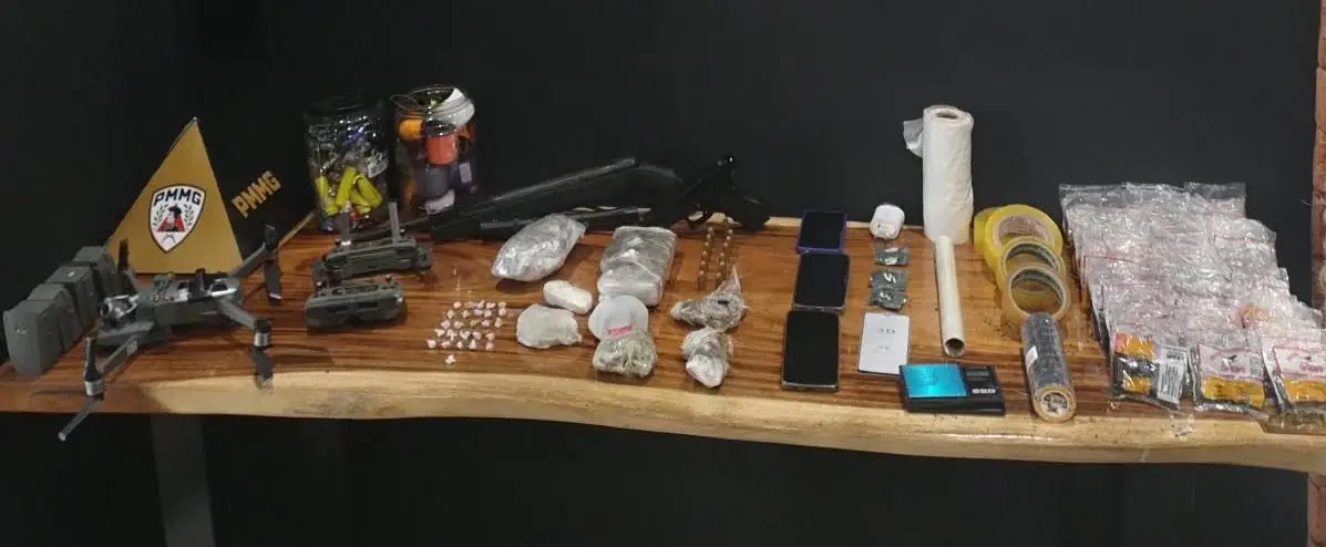 Polícia apreende drogas, armas e drones durante operação