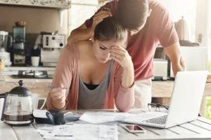 Pesquisa aponta que 89% dos brasileiros já tiveram a saúde mental afetada por problemas financeiros