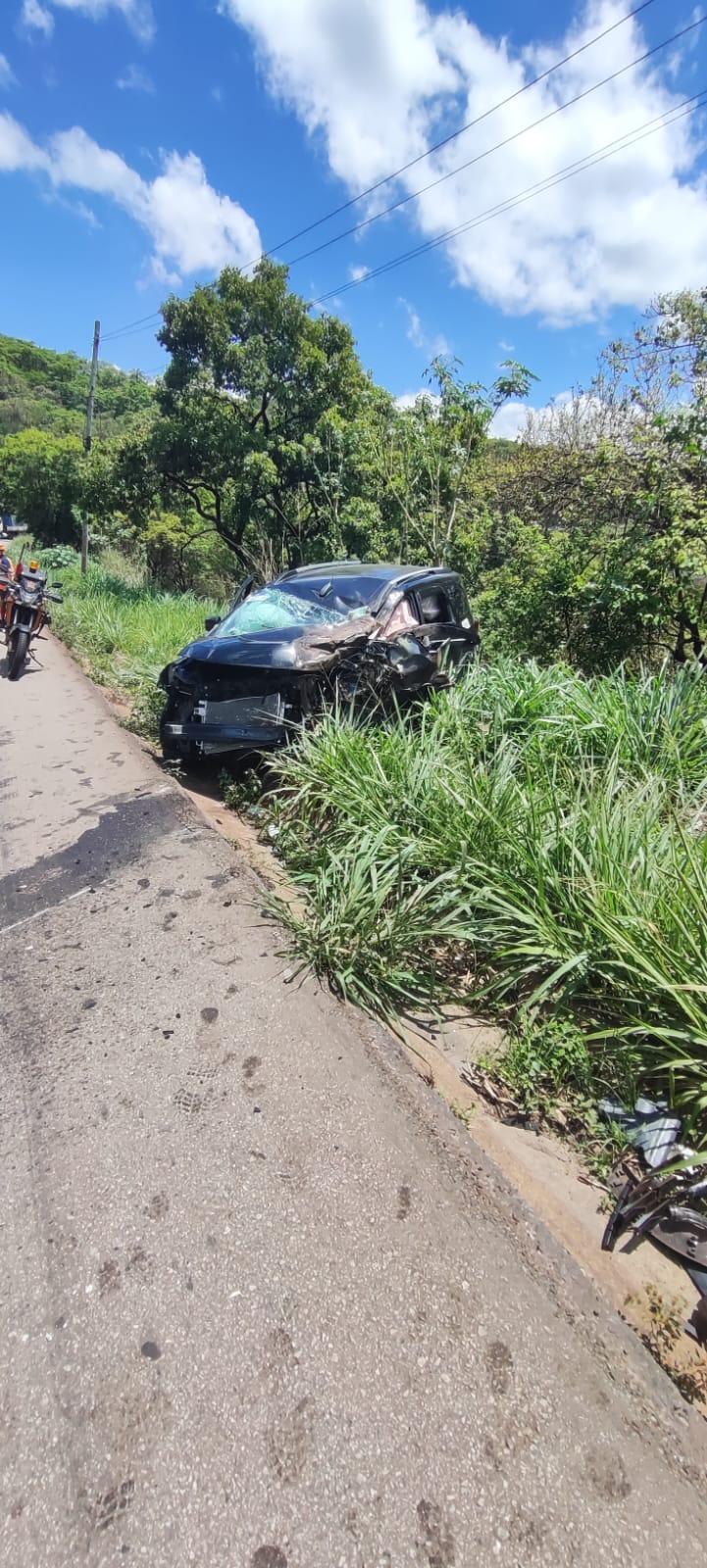 Acidente entre dois carros e caminhão deixa feridos na BR-381, em Santa Luzia