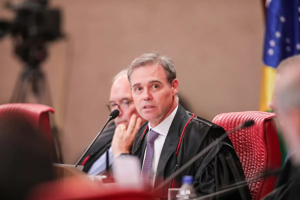 Mendonça autoriza Lula e Flávio Bolsonaro a divulgarem dados sigilosos