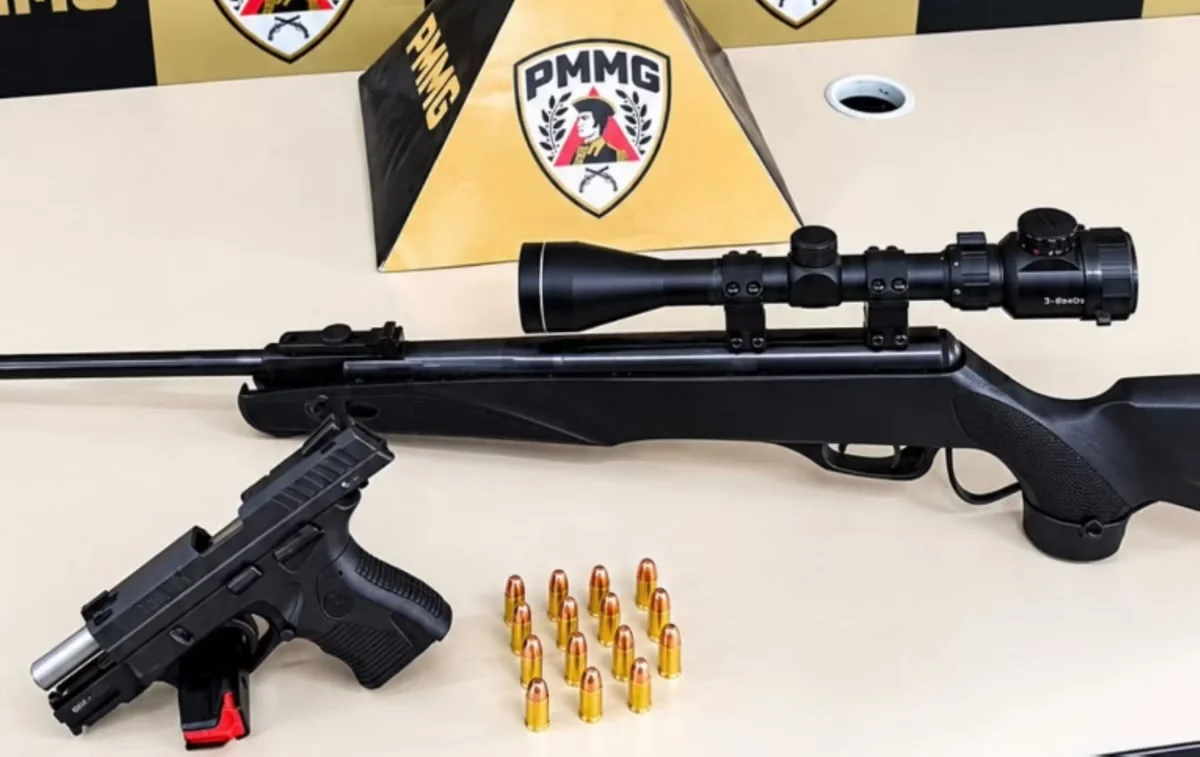 Homem é preso com duas armas após ameaçar matar esposa e filhos em Minas Gerais