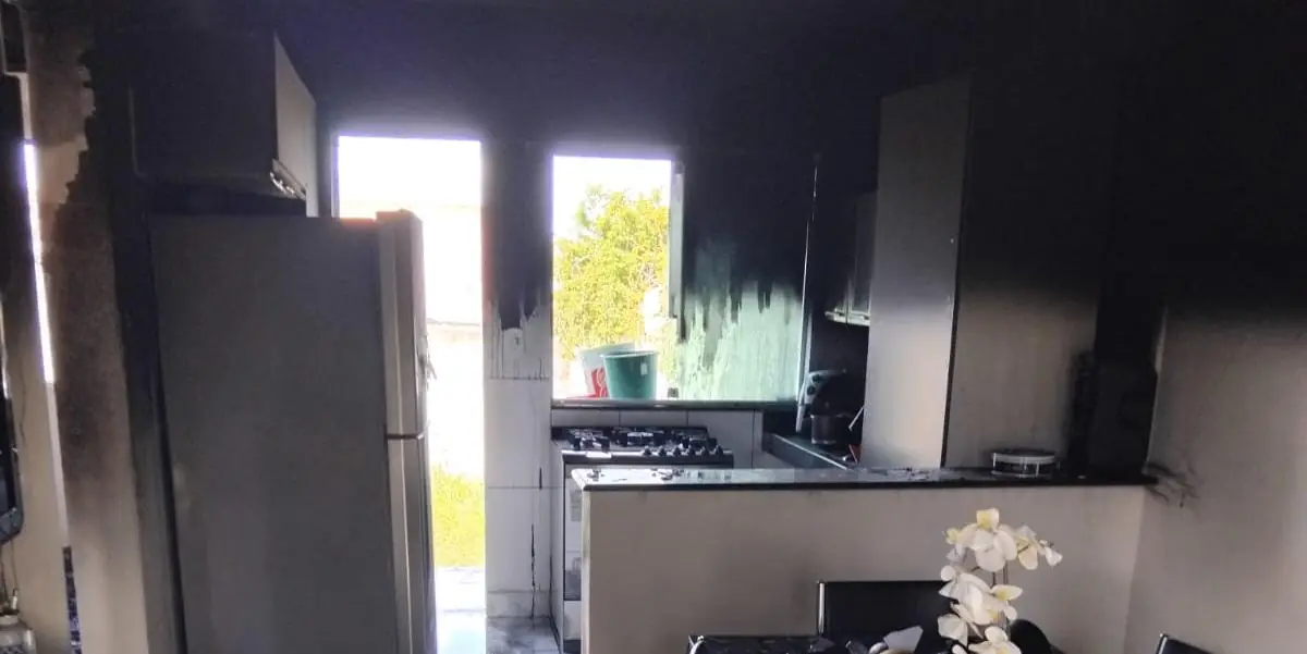 Faxineira e filho autista pedem ajuda após incêndio destruir casa em Esmeraldas