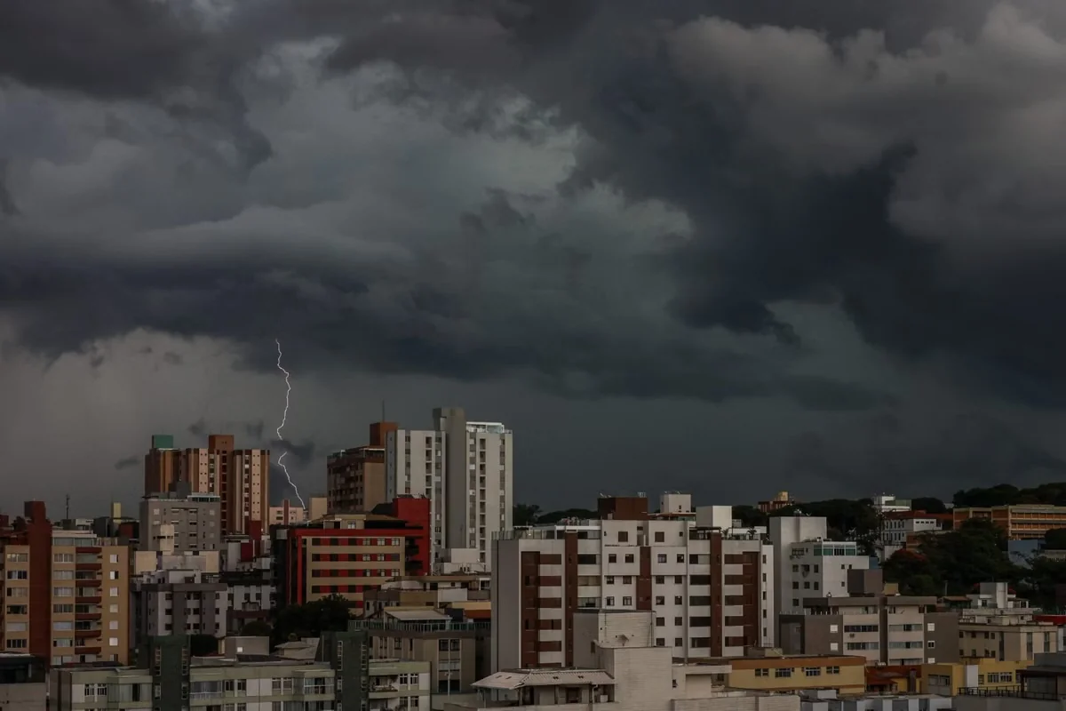 Ciclone pode provocar tempestades com granizo e ventos de até 80 km/h em Minas