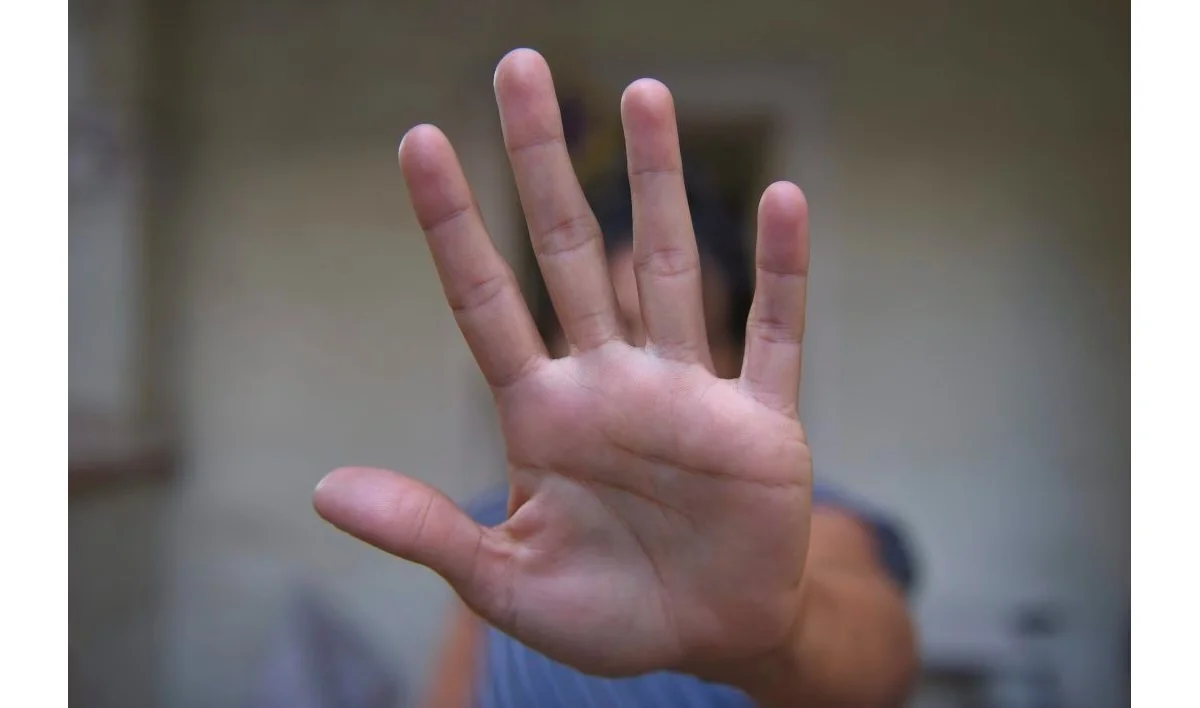 Justiça proíbe filha de se aproximar da mãe idosa após agressões e ameaças de morte em MG