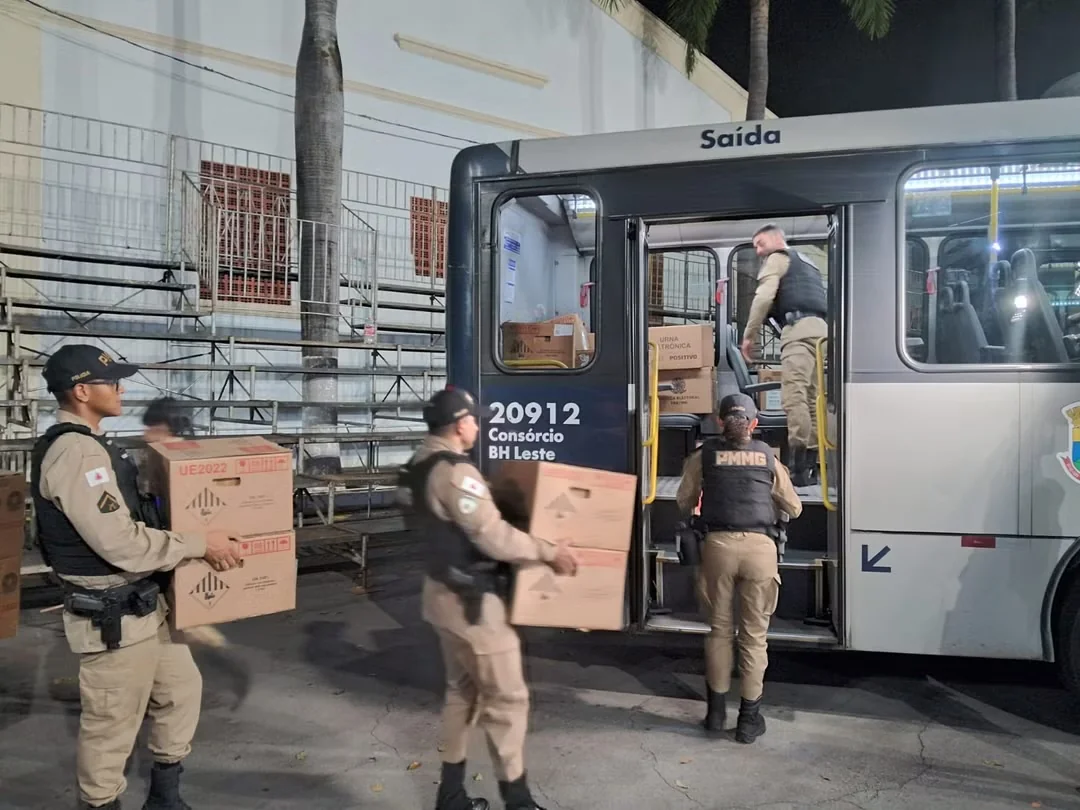 Urnas eletrônicas são transportadas sob escolta policial