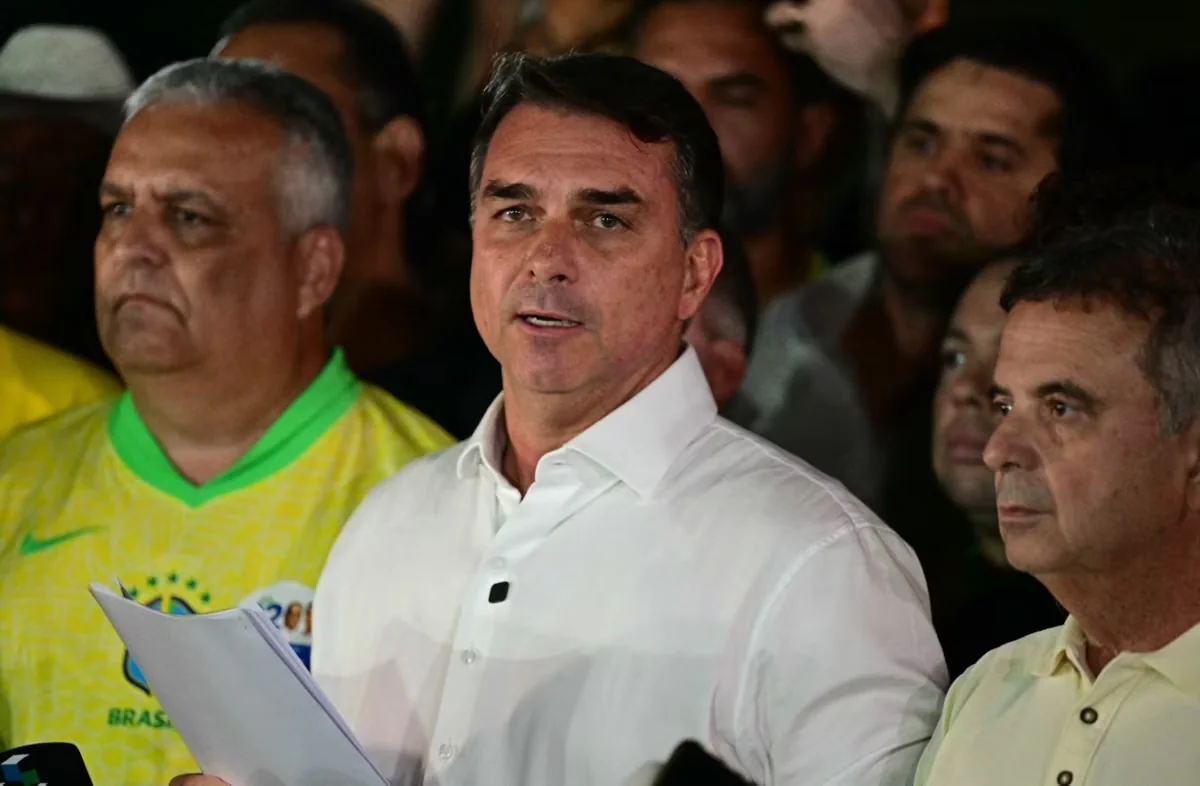 Flávio Bolsonaro anuncia pedido de anulação das eleições após derrota para Lula