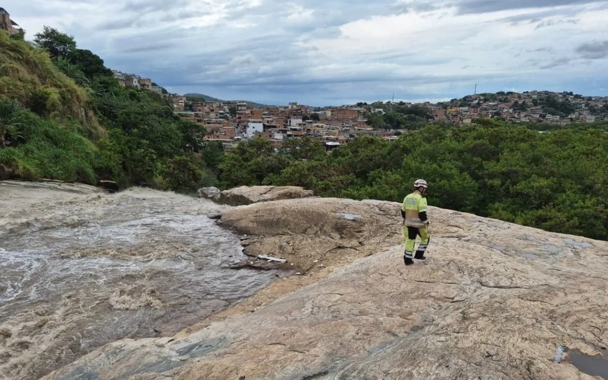 Homem que caiu em córrego durante temporal em BH é encontrado e está em casa