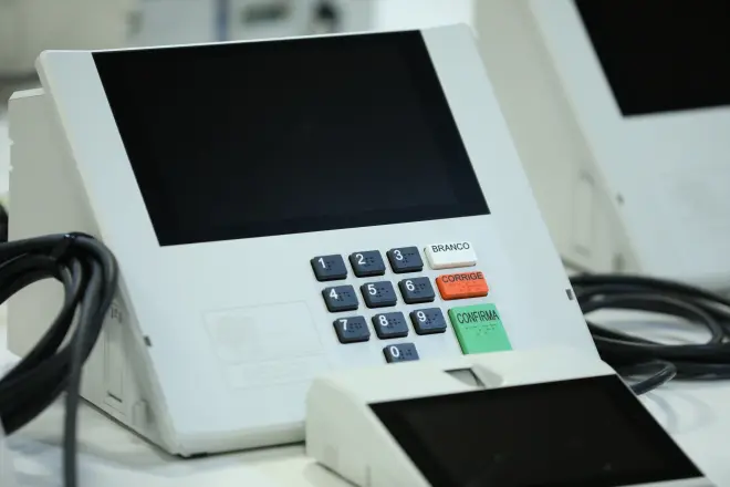 Homem é levado à delegacia após tentar votar antes do início da eleição em MG