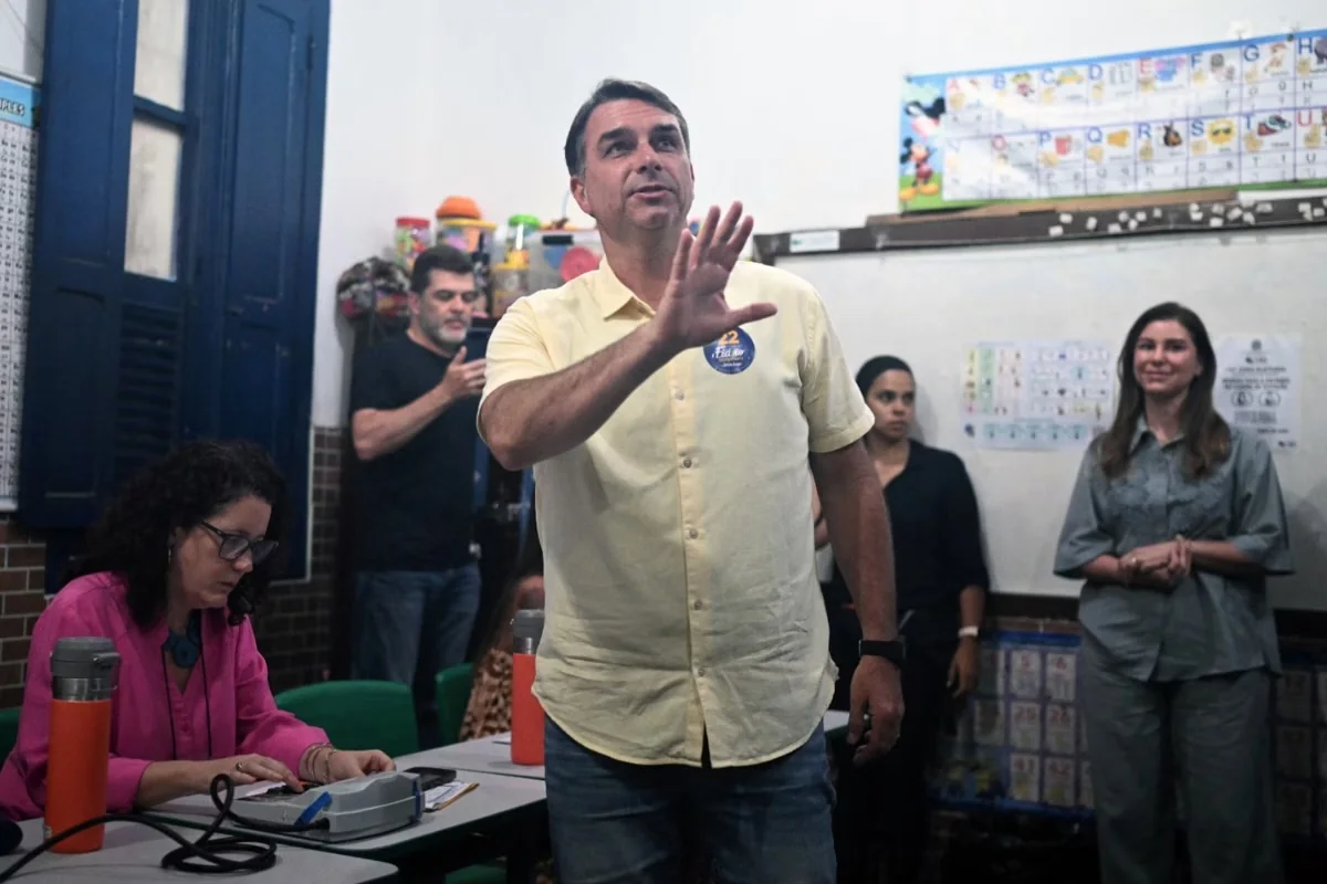 Aliados de Flávio Bolsonaro dão eleição como encerrada e focam oposição a Lula