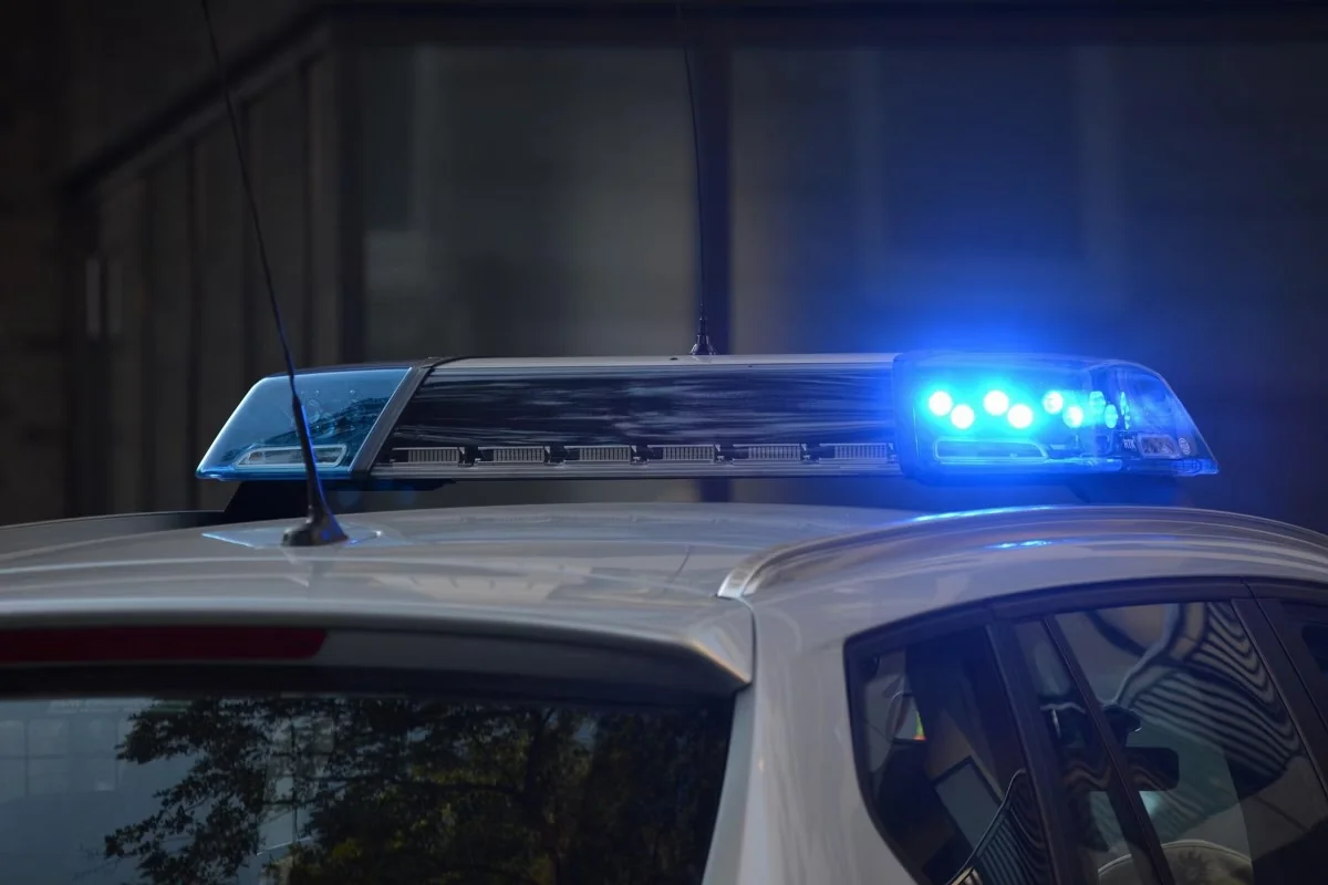 Homem baleado vai à casa de adolescente e atinge mãe dele com enxada em MG