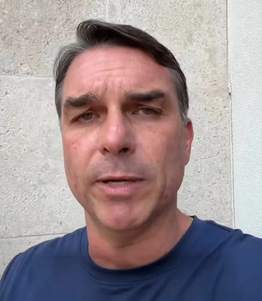 PF pediu apreensão de passaporte de Flávio Bolsonaro 7 minutos após resultado eleitoral